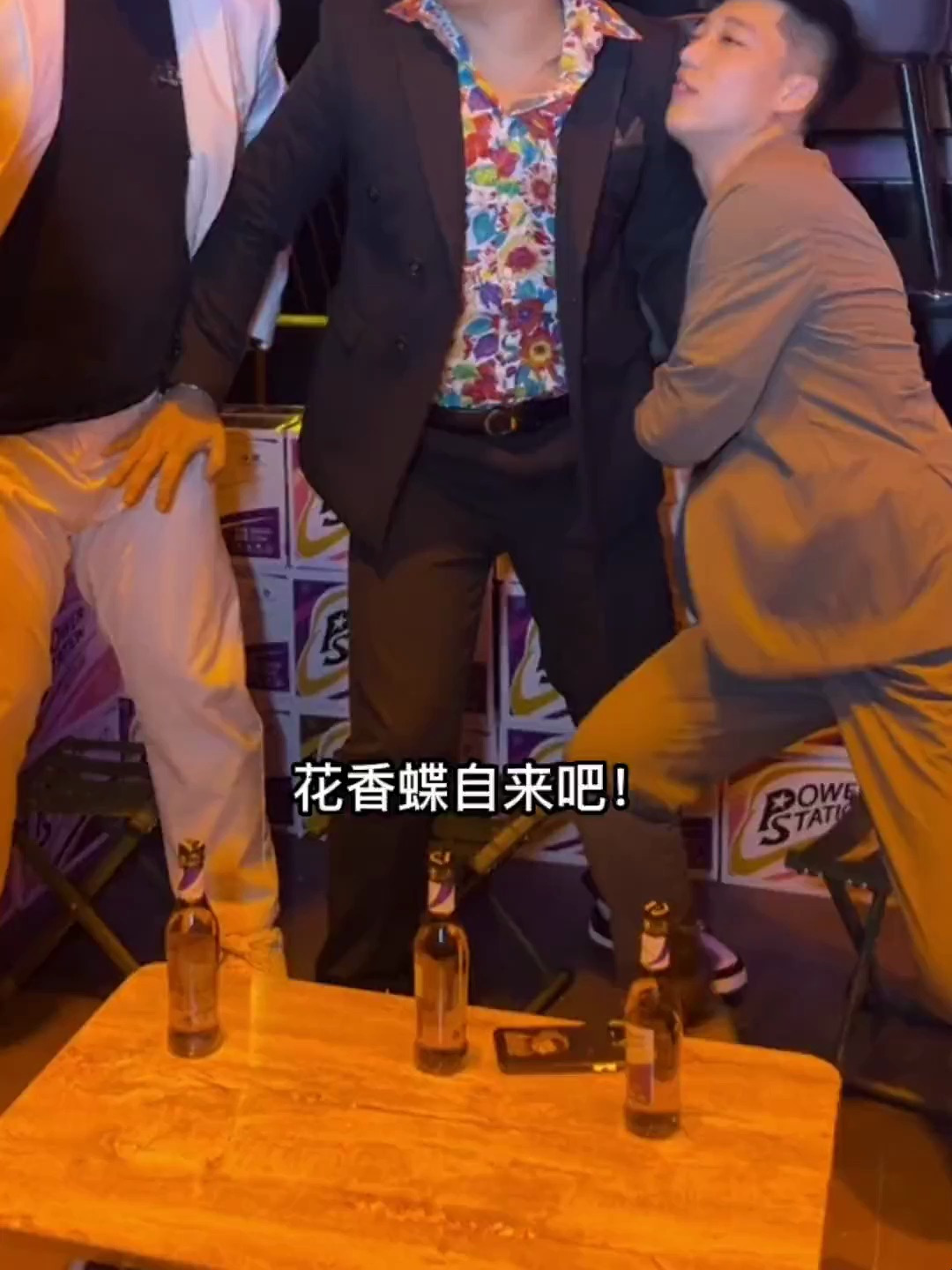 当表面兄弟来到酒吧互相戏耍时
