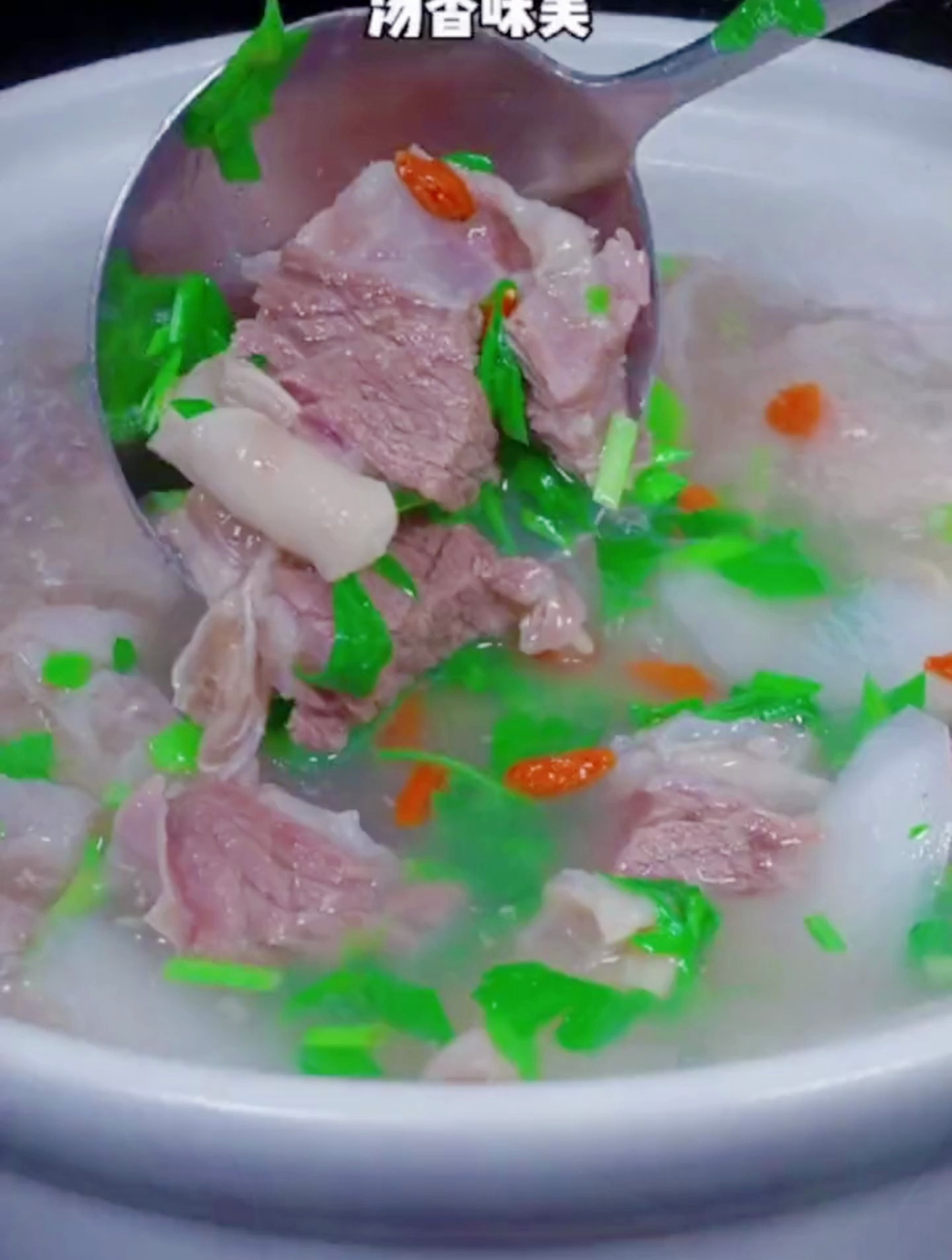 天气越来越冷,老公炖了一大锅萝卜牛肉汤给我喝,浑身暖洋洋的