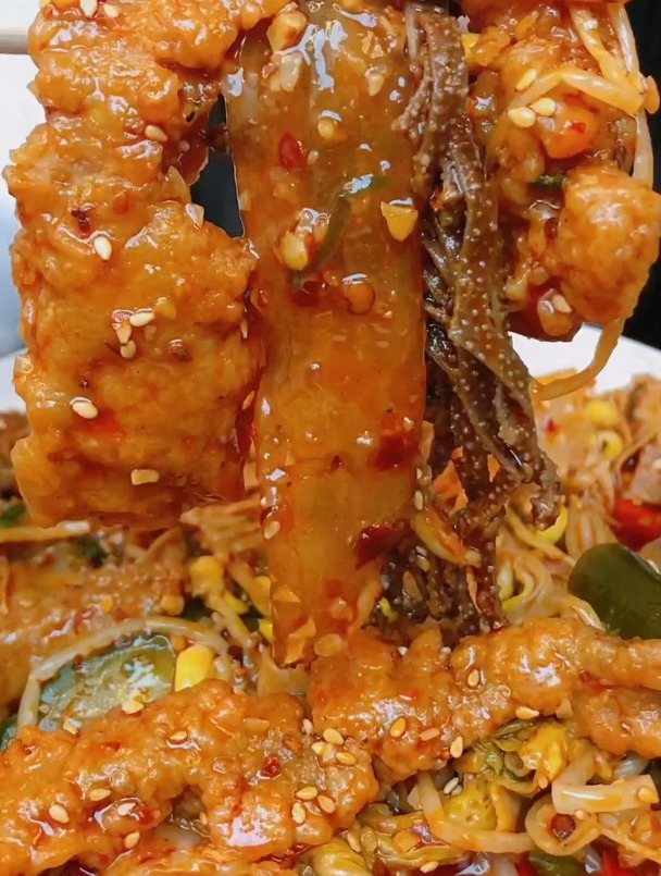 干拌冒菜,吸满汤汁的小酥肉爱死啦