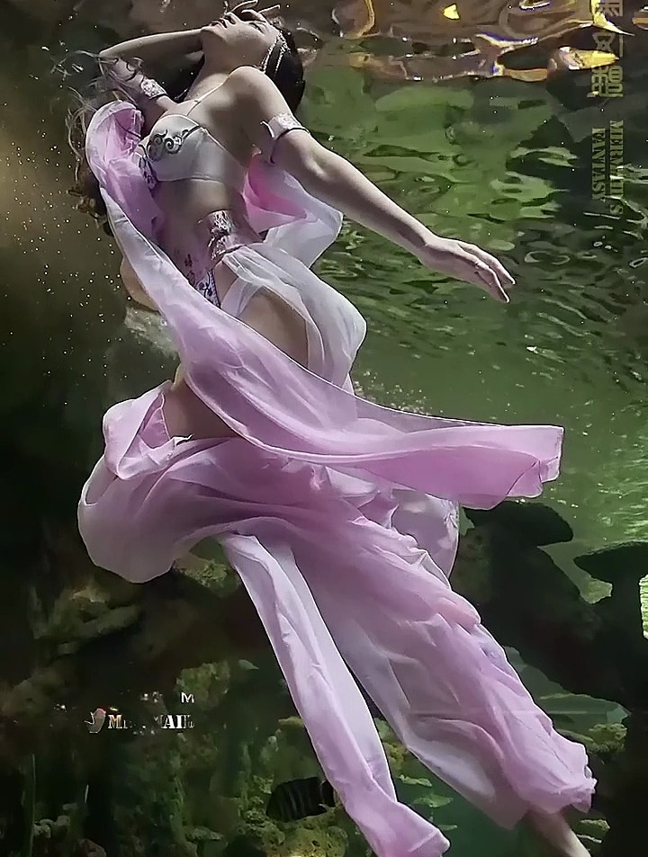 潜水的泳衣美女,这身材真是绝了,这样的美人鱼你会喜欢吗?