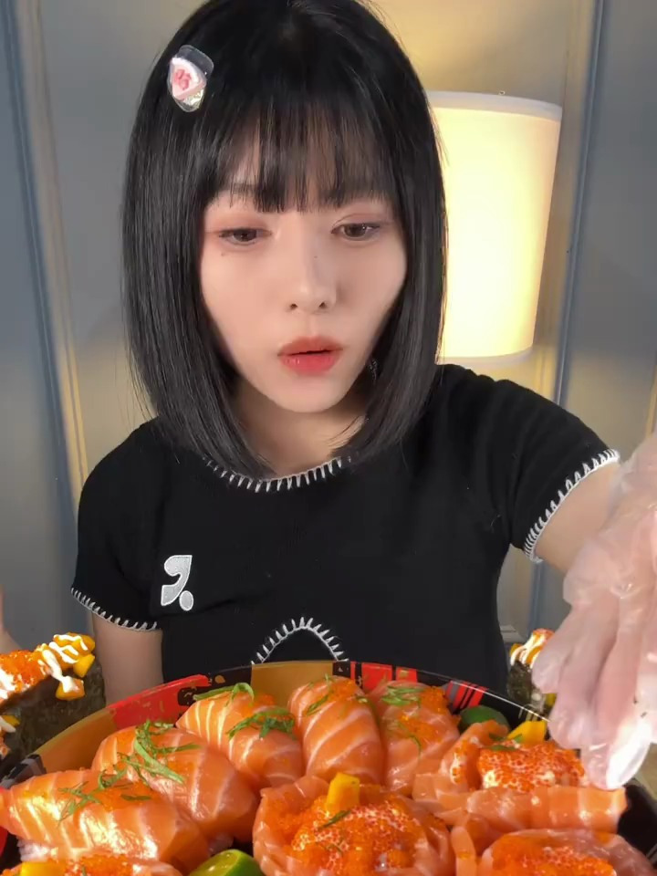 香喷喷三文鱼刺身寿司局也太好吃太香啦吧