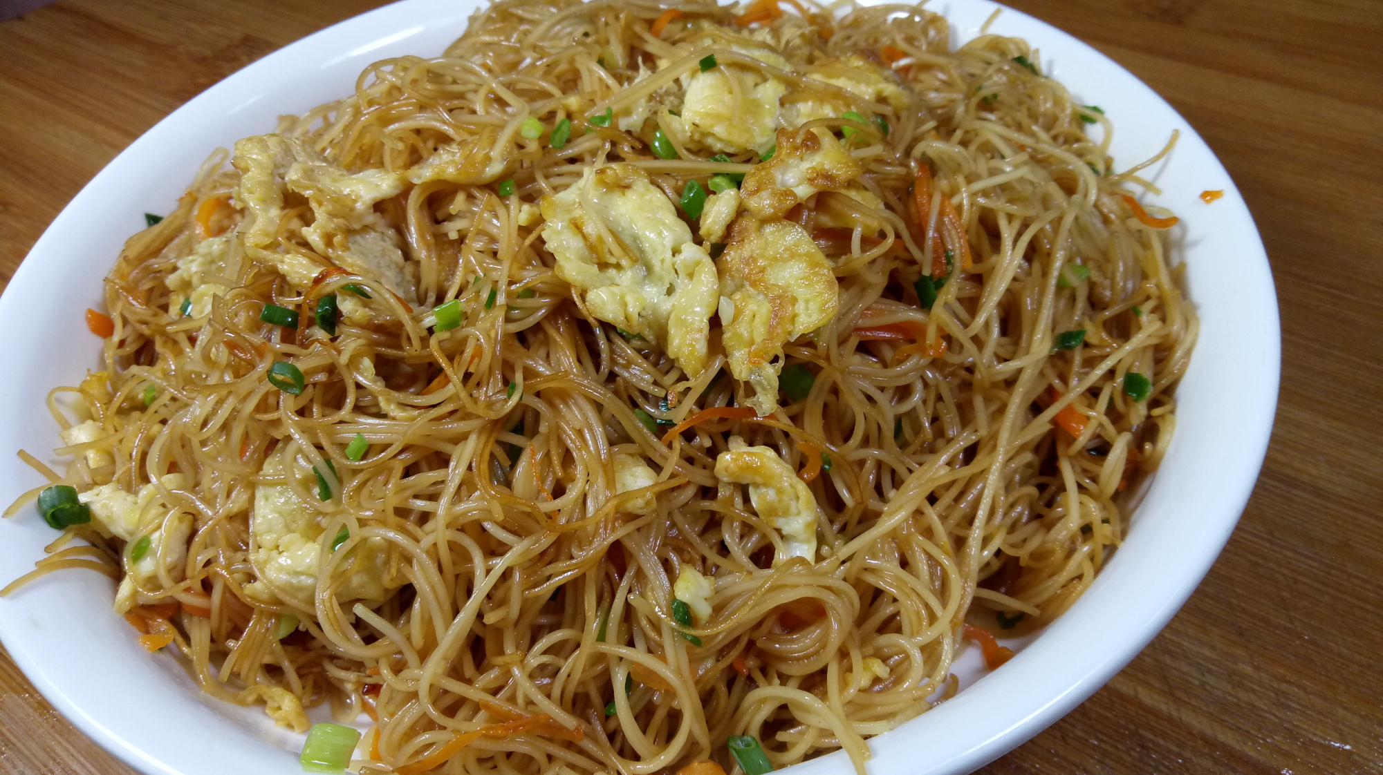 大厨教你在家做鸡蛋炒面,这样炒的面条非常香,比外面卖的好吃!