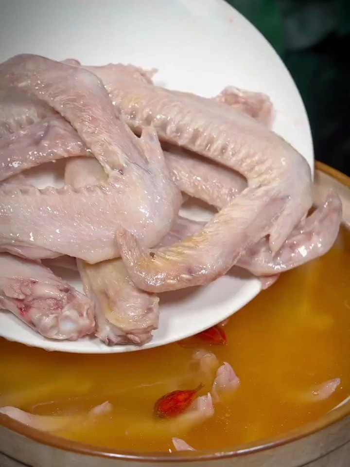 今天做了盐焗爪翅弹爽脆香,啃得特别过瘾,根本停不下来