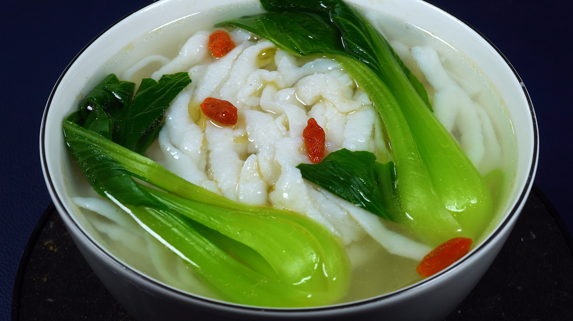 大厨教你做一道国宴菜清汤鱼面,面条劲道又滑嫩,做法简单易学