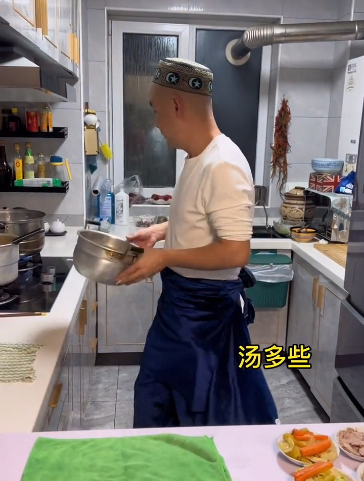 一个在闹一个在笑这就是爱情该有的样子,兰州牛肉面