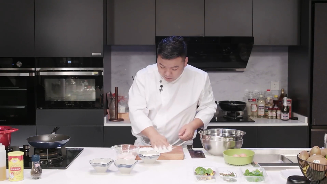美食家厨房的主厨李党带来的这道香煎龙利鱼柳配野山菌,龙利鱼味鲜肉美,口感爽滑,无腥味和异味