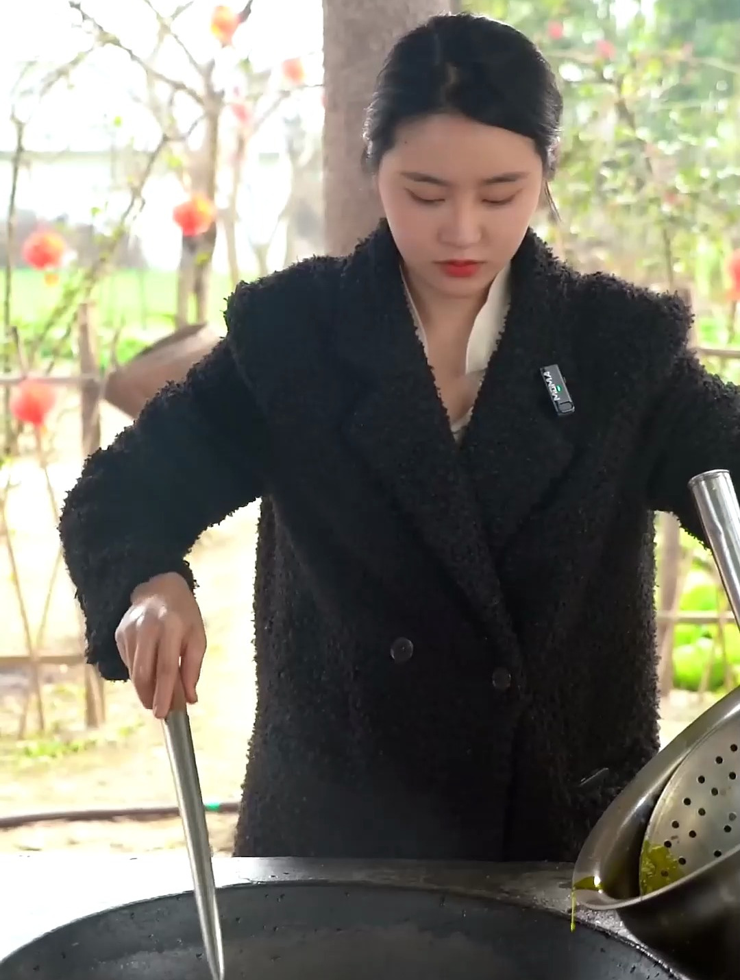 一起找点干净的石头用来做石爆鱼吧!