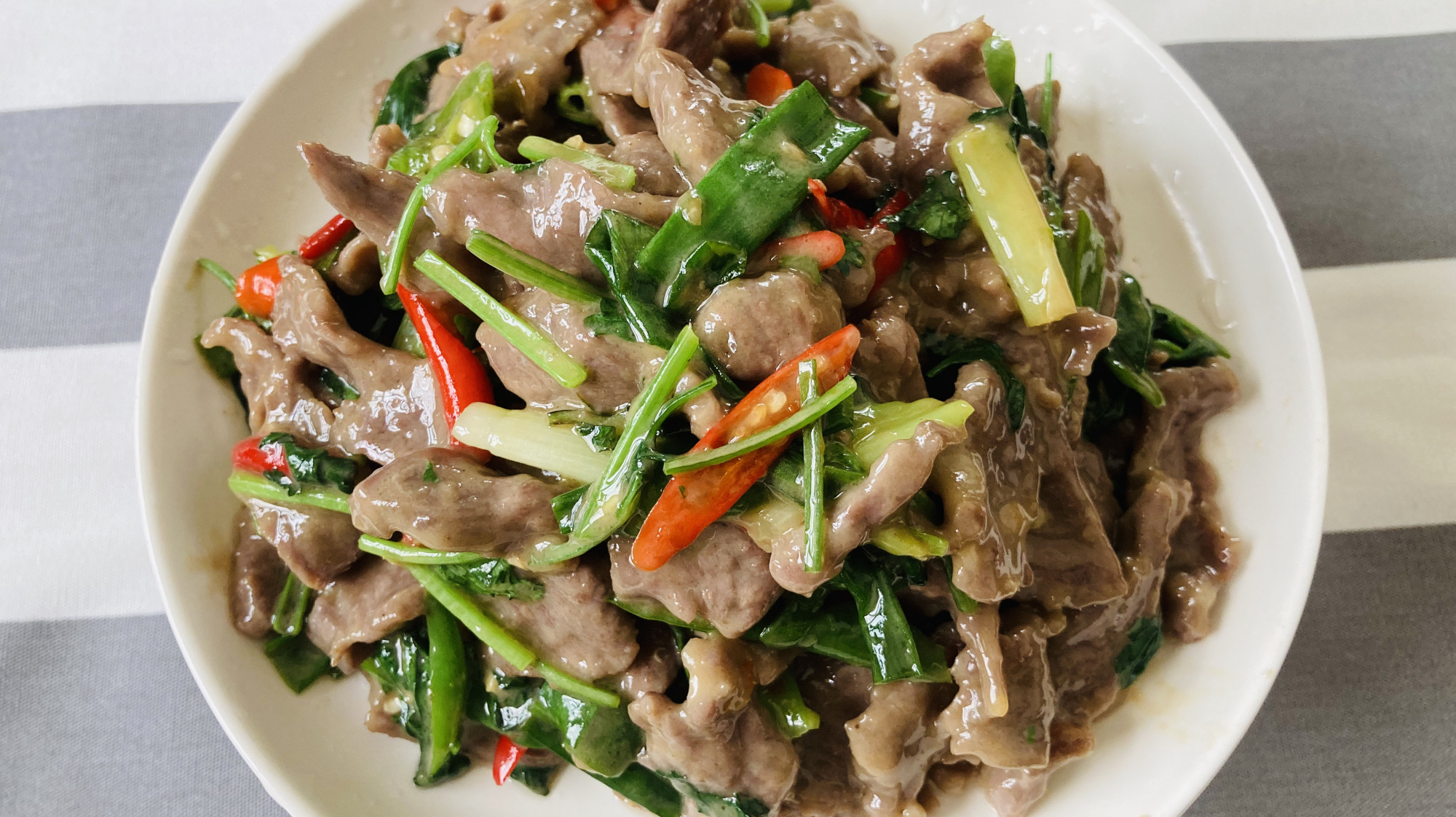 牛里脊怎么炒嫩爽滑,第一步切就是关键,看看我是这么切把