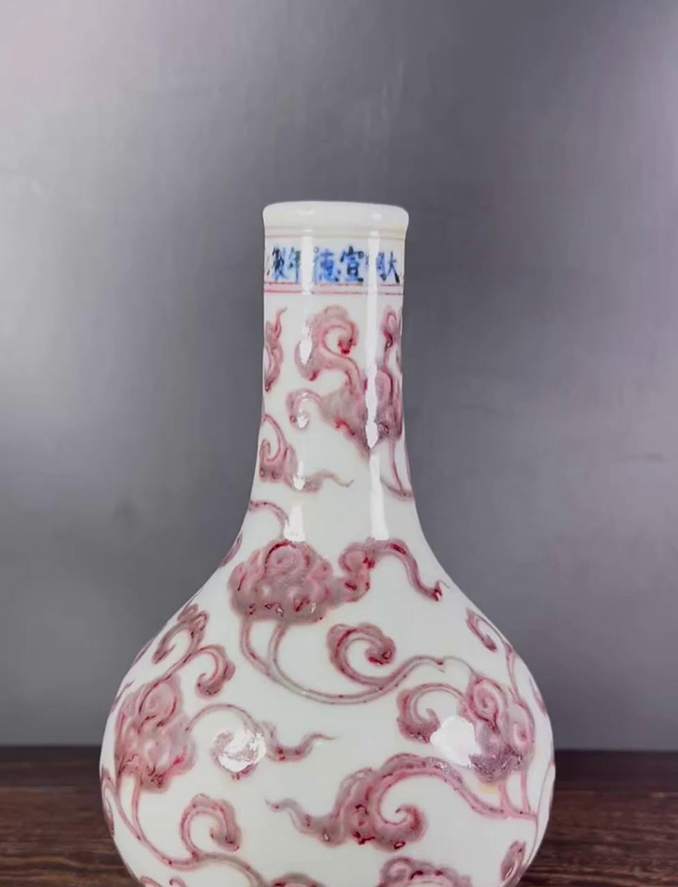 宣德时期的釉里红瓷器,色彩鲜艳,工艺精湛,堪称明代瓷器的佼佼者这种釉里红瓷器,以其独特的红