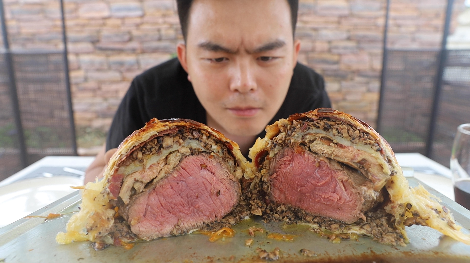 所有最高级食材汇集成了一道惠灵顿牛排,网友:这不就是肉夹馍吗