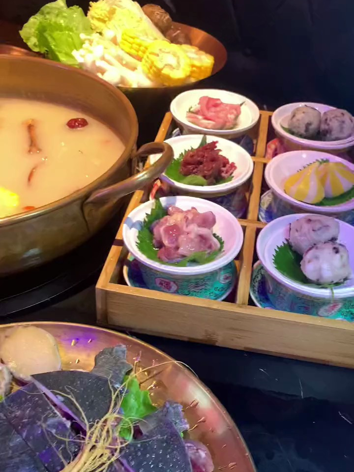 福田的人们真会养生,一顿火锅包含了鲍鱼+甲鱼+生蚝+人参+走地鸡