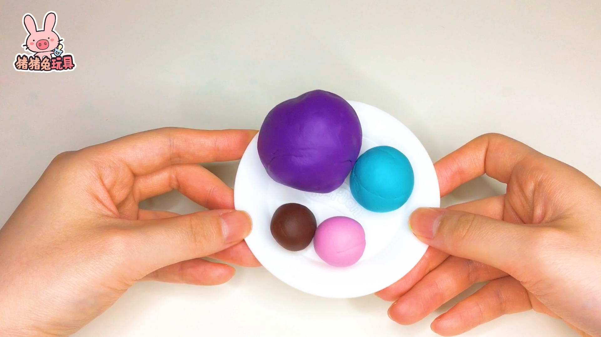 小猪佩奇彩泥:给小猫坎迪DIY蓝莓奶油糖果甜甜圈!