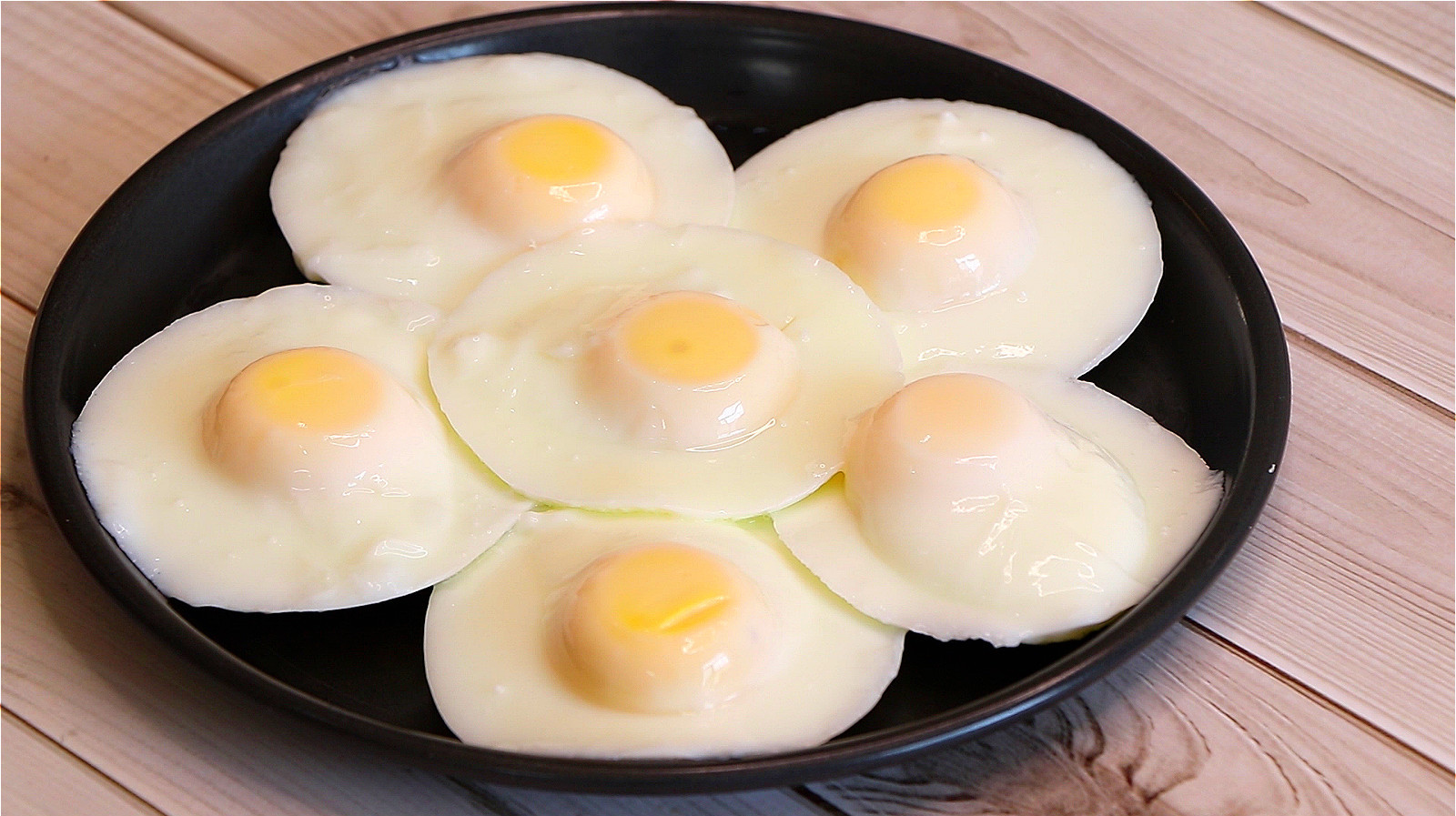 荷包蛋别再水煮了,用老保姆教的小技巧,一锅做6个,圆润不散花
