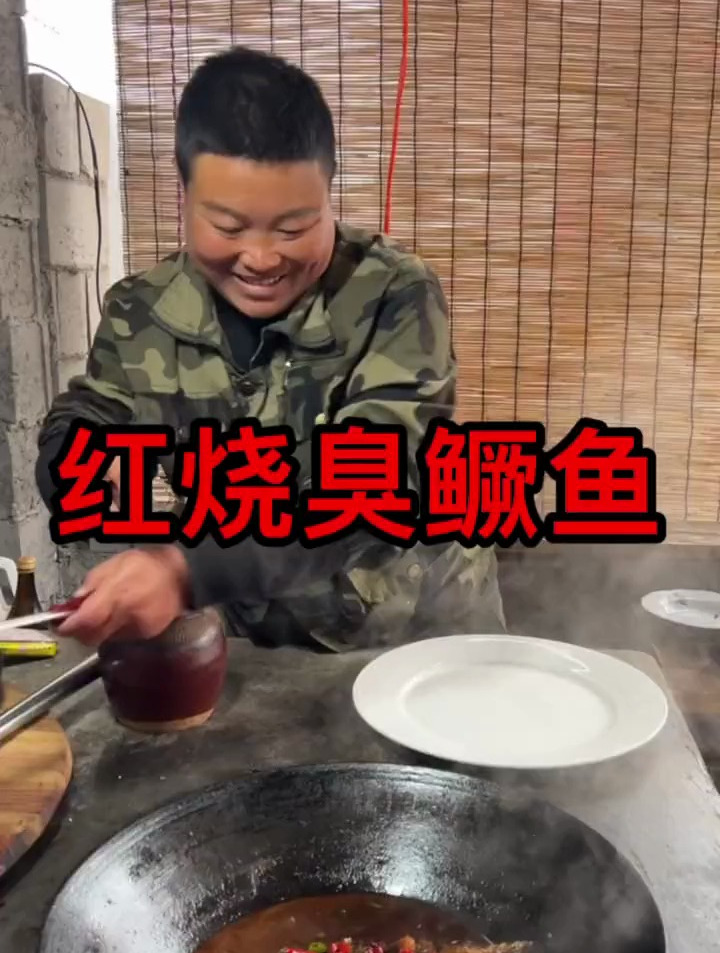 春雨过后,菜园里杂草长得快,锄完草回来给露露做了个红烧臭鳜鱼