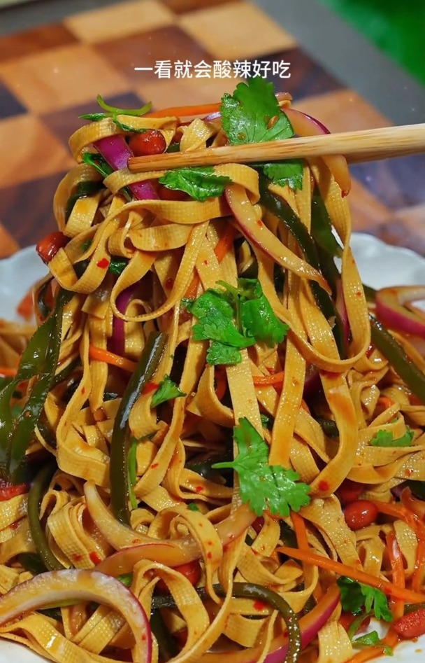 凉拌豆腐皮海带丝