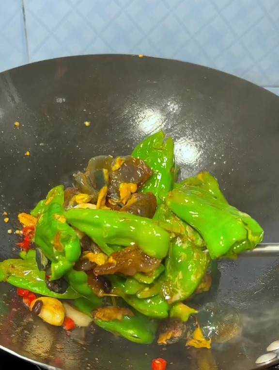 皮蛋配上尖椒,简直是太棒了吧!