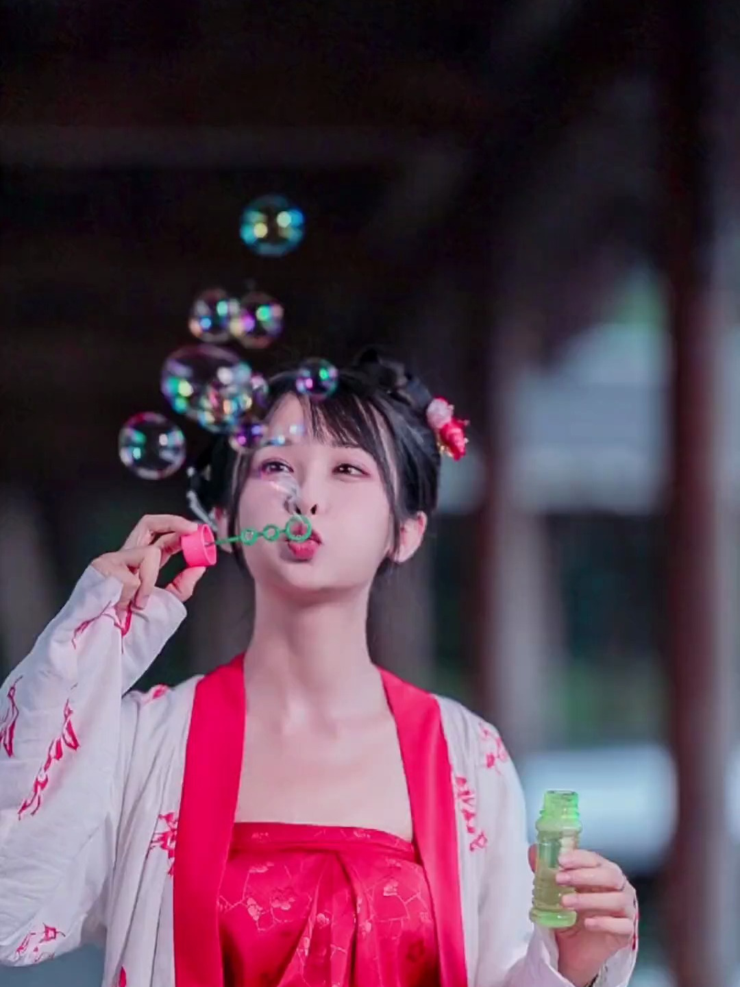 吹泡泡的汉服小姐姐