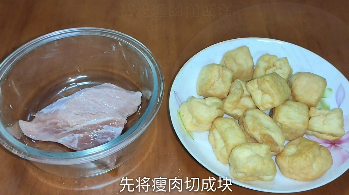 美食:油豆腐包肉,上锅一蒸,鲜美多汁,配上酱汁,营养又美味!