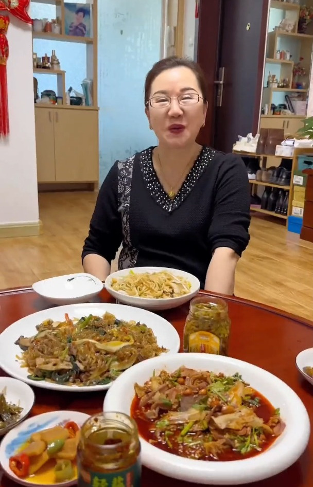 满满一层海螺肉!这样的葱油海螺拌面你确定不来一碗嘛!
