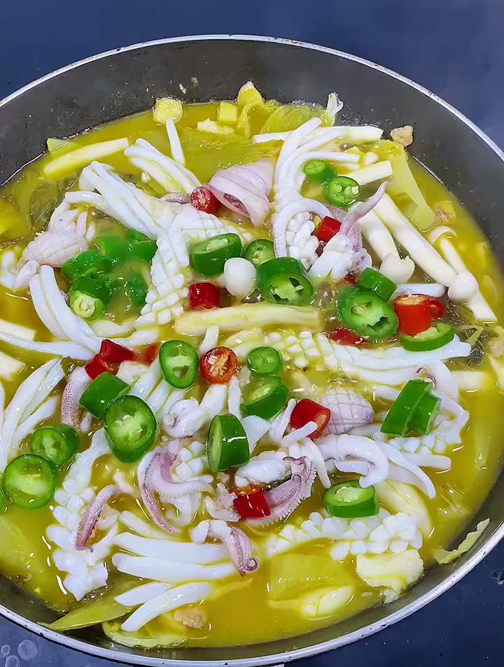鱿鱼不要总是炒着吃了,今天分享这个酸菜鱿鱼,特别的开胃下饭