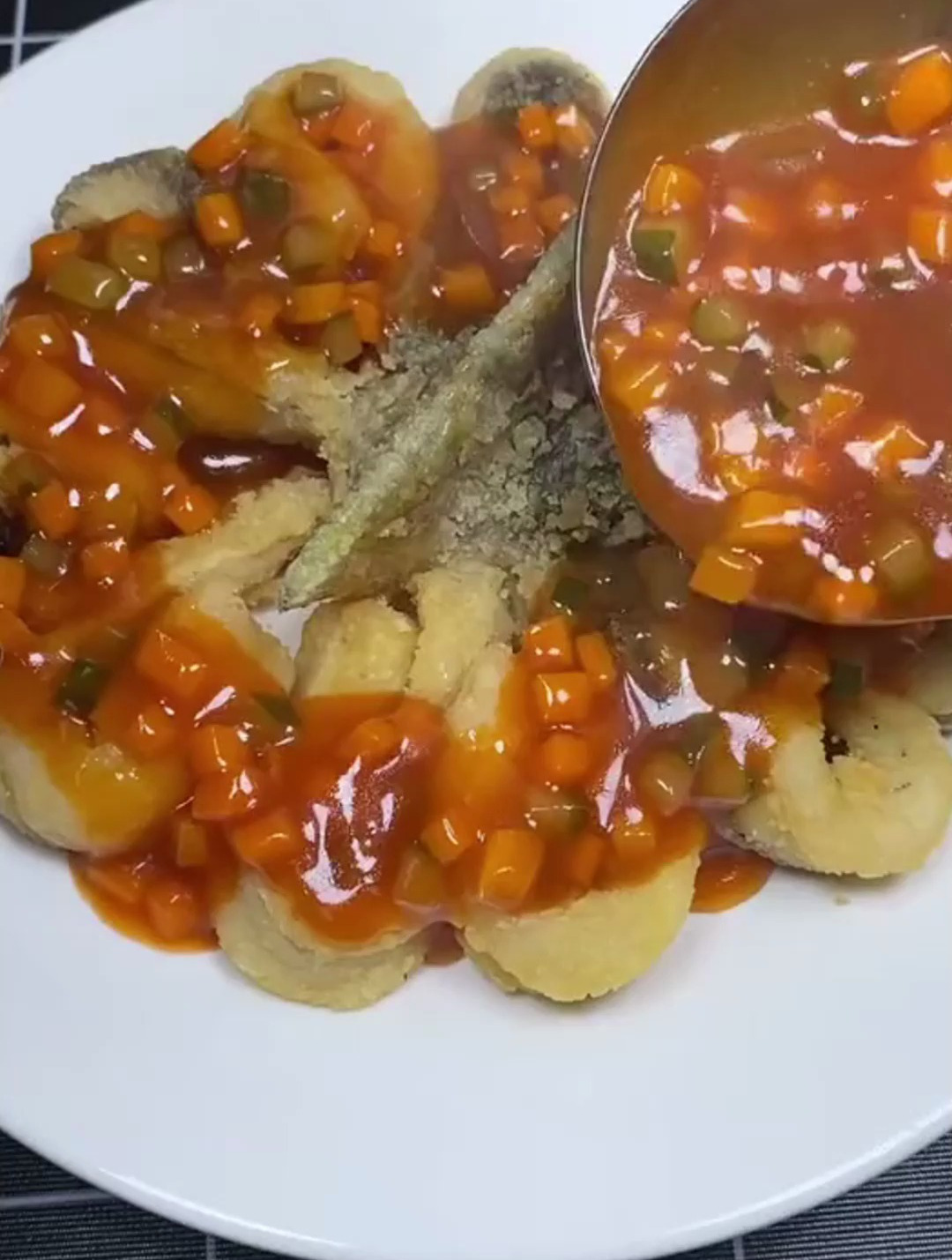 今天用鱼尾巴做道非常好吃的美食