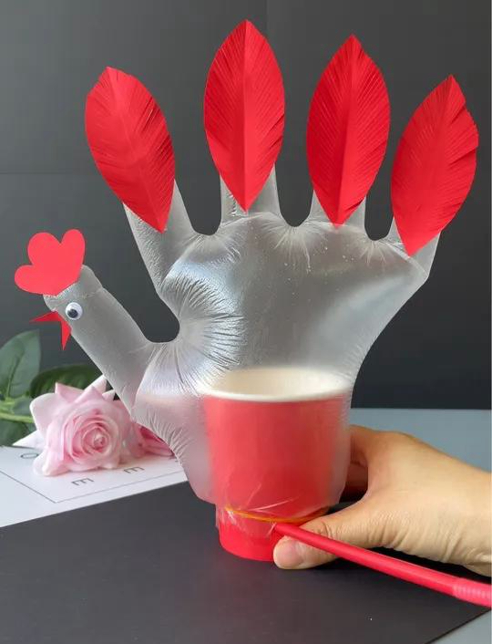 给孩子做个纸杯大公鸡,好玩又练肺活量!