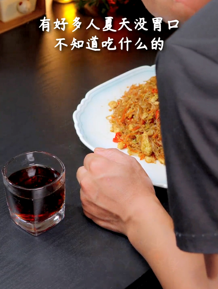 下班回家晚来一个简单包菜炒粉丝