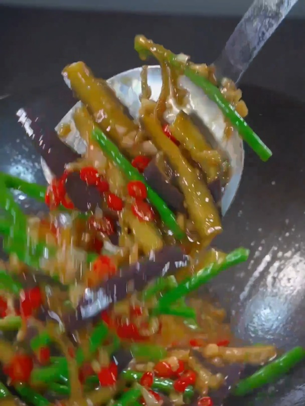 在深夜的食堂里,这款小炒酱让简单的夜宵,满足夜晚的需求