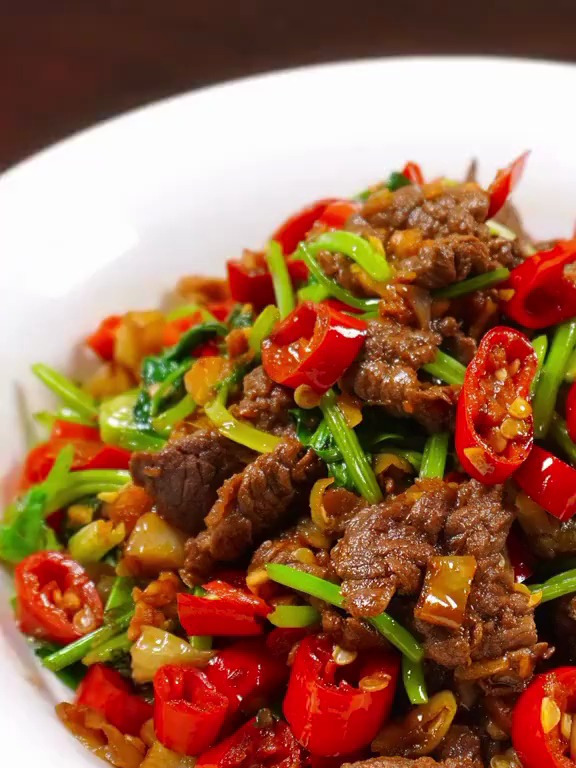 家常菜谱小炒牛肉下饭神器,咸香辣爽太好吃了