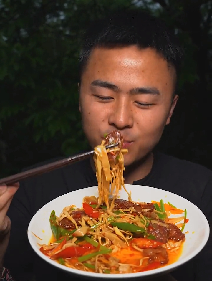 美食推荐糯米笋炒腊香肠