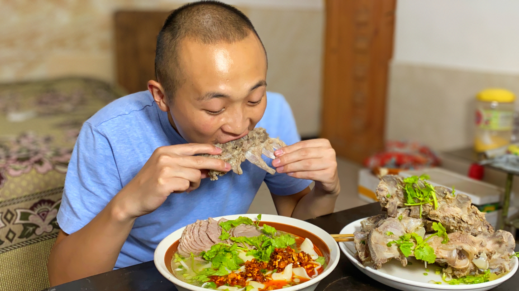 70买5斤羊架子,1斤羊肉,大冬秘制碗羊肉烩面,啃骨头喝汤过瘾