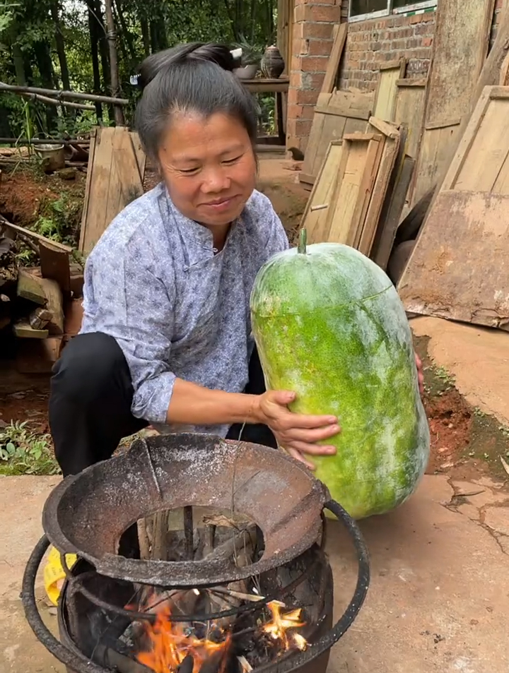 用冬瓜拿来煮的土鸡汤汁肉质都是很香,冬瓜里放了姜、葱、鱼香菜