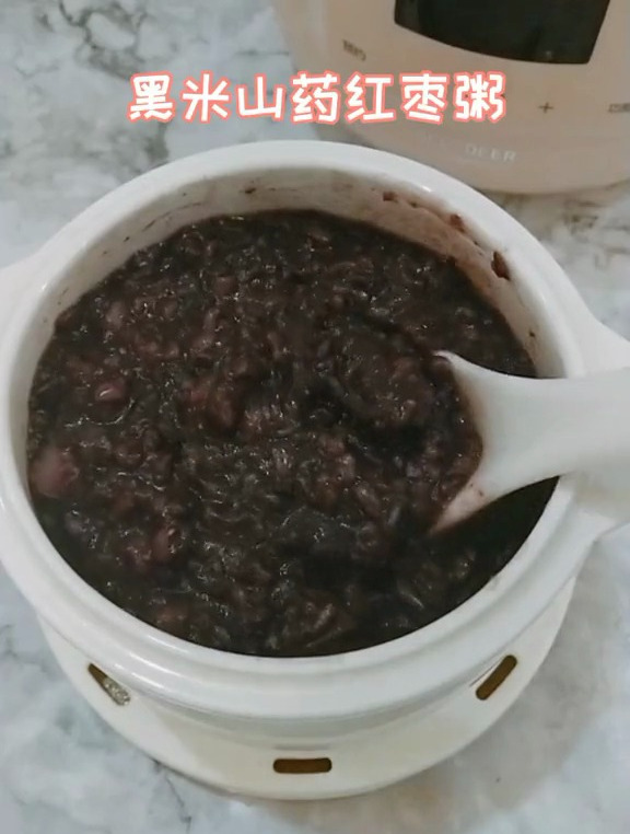 今天吃黑米山药粥补铁健脾