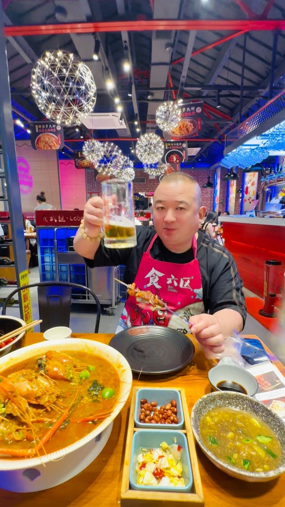 上海逛一圈,怎能少得了美食,小龙虾烧烤配啤酒太绝了!