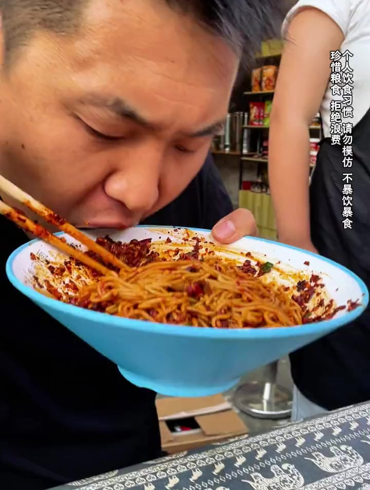 辣王刘泳杰竟然来挑战了,他这是直接吃辣椒面吧!一定要看到最后