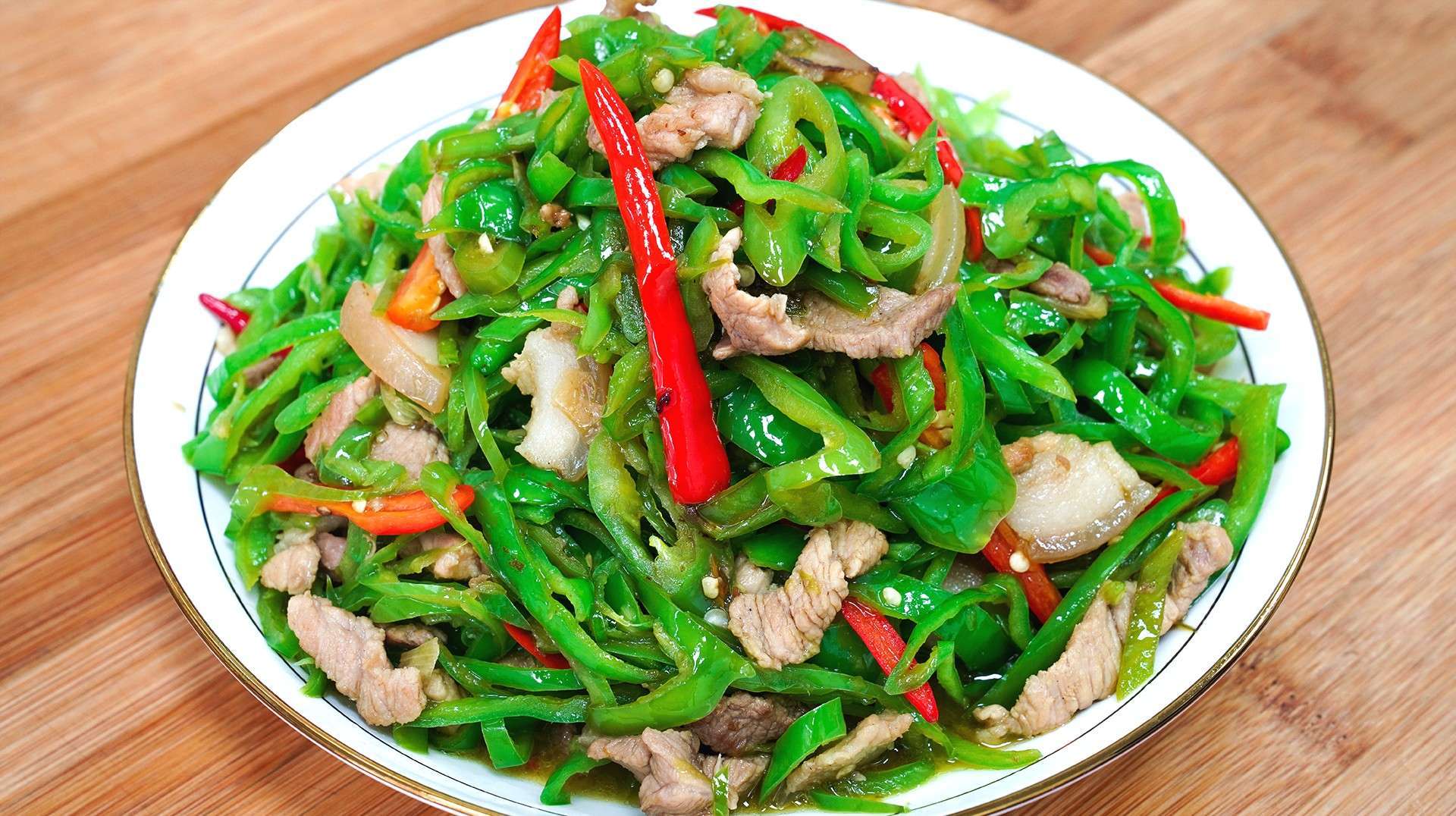 怪不得饭店的辣椒炒肉那么好吃,原来大厨都是这样做的,太下饭了