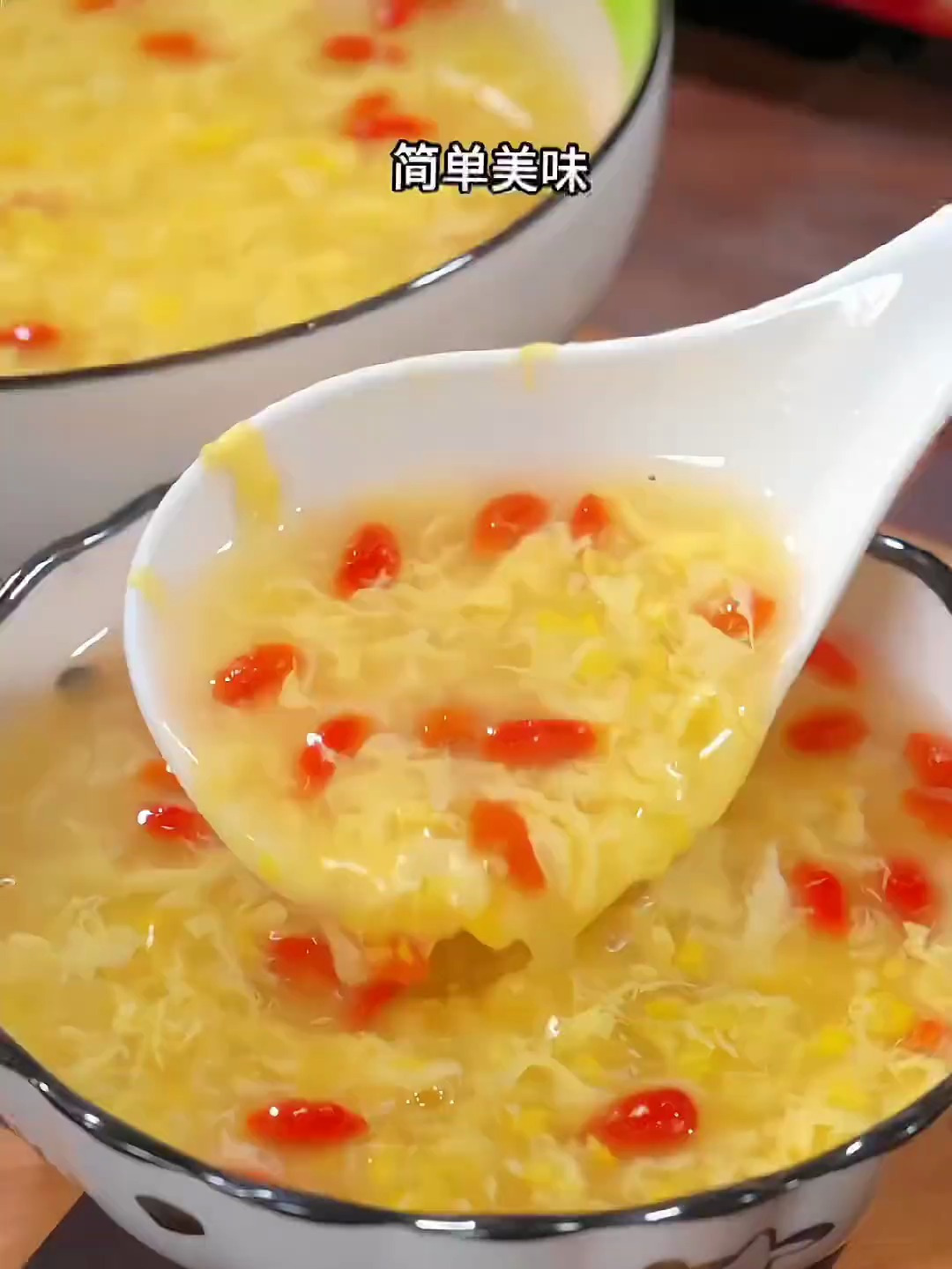 餐桌上,一定少不了一道甜汤,鸡蛋玉米羹,做法简单,清甜顺口