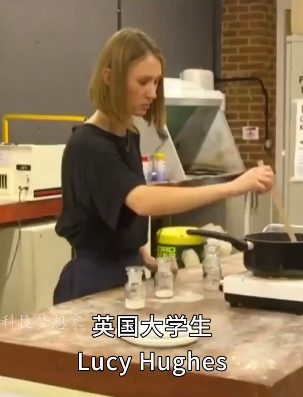 学生们用鱼皮造环保袋,能自己降解,帮地球减负