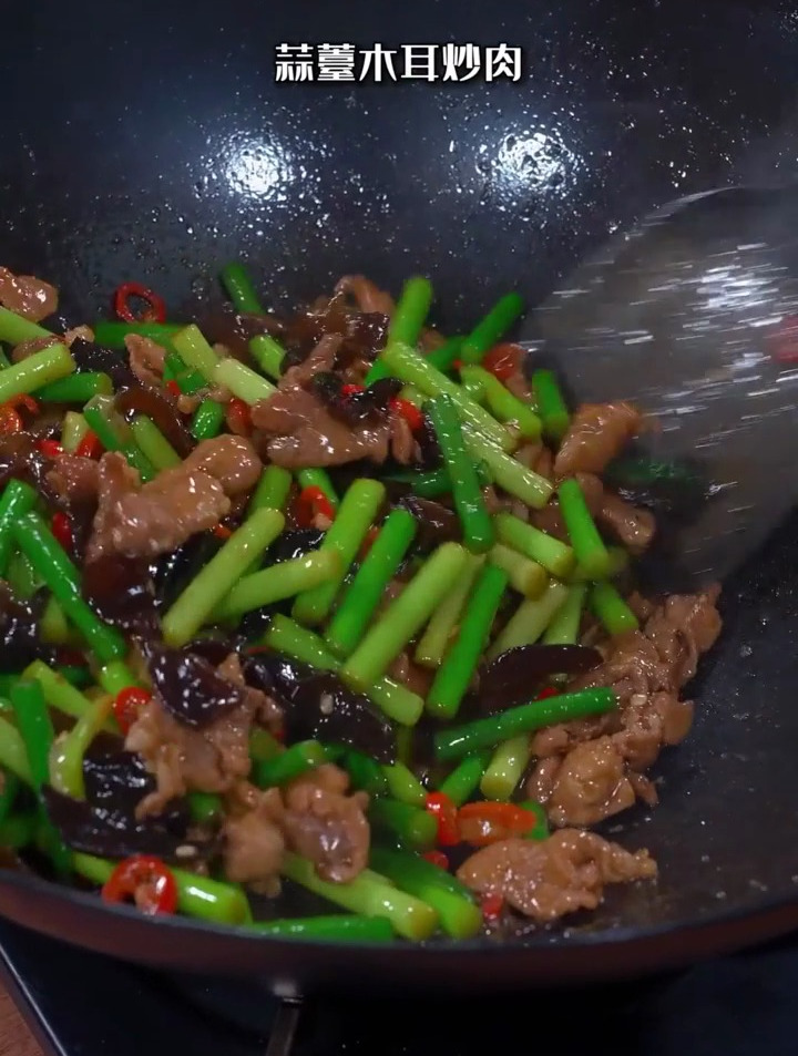 简简单单一道木耳蒜薹炒肉,口感丰富非常下饭,记得带上~