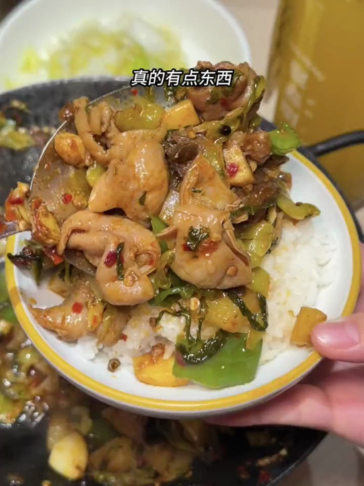 酸菜肥肠真的好好吃 聚鑫朋酸菜肥肠 人生不平常酸菜配肥肠