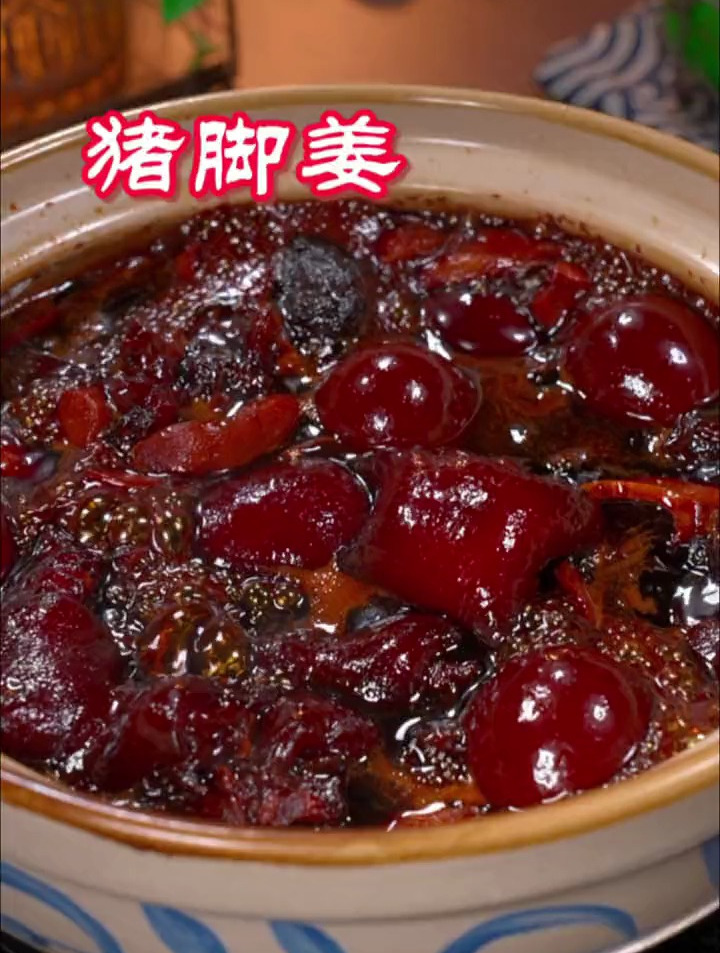 降温了这锅热气腾腾的猪脚姜应该没人会拒绝吧,女孩子记得要多吃