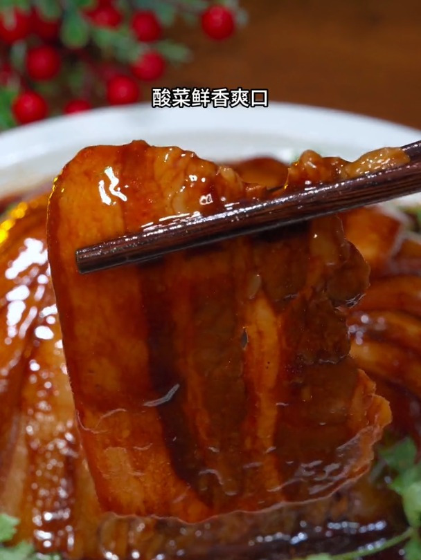 把这道东本人吃了几百年都不腻的酸菜扣肉做法分享给大家