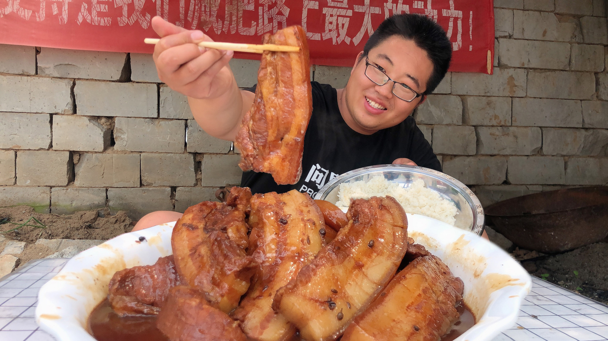 120买5斤五花肉,秘制“把子肉”,配一盆米饭,连吃几大块真下饭