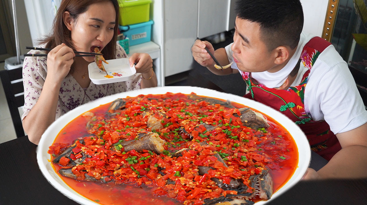 4只鱼头一瓶剁椒，超小厨做“剁椒碟鱼头”吃鱼肉汤拌饭，真过瘾
