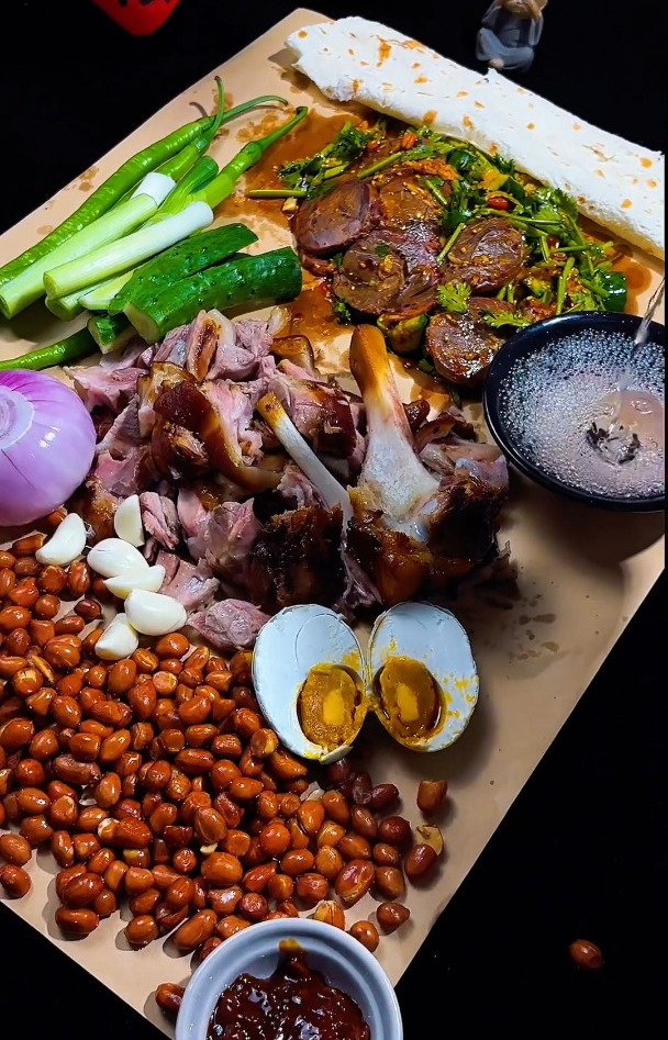 酱肘子凉拌牛肉最下酒,小二,来个凉拌牛肉,多加点灵魂汁子～