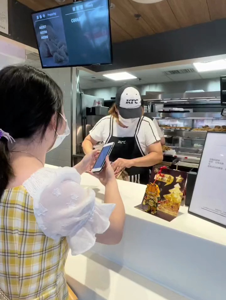 在肯德基自在厨房带份炒饭和鸡排 轻松搞定一顿饭