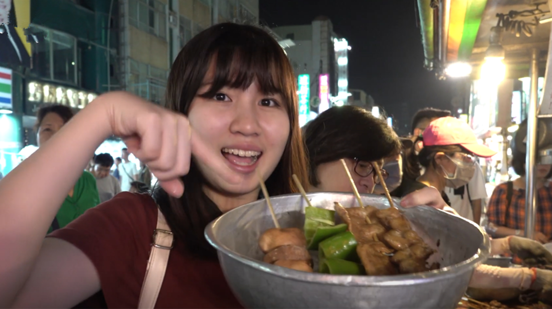 高雄六合夜市八大必吃美食!鸟蛋虾烧配土魠鱼羹,还不忘撸把烤串