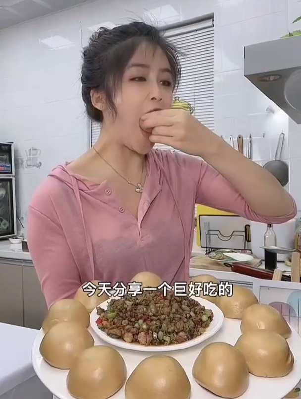 今天做了一个老爸和我都爱吃的外婆菜窝窝头!