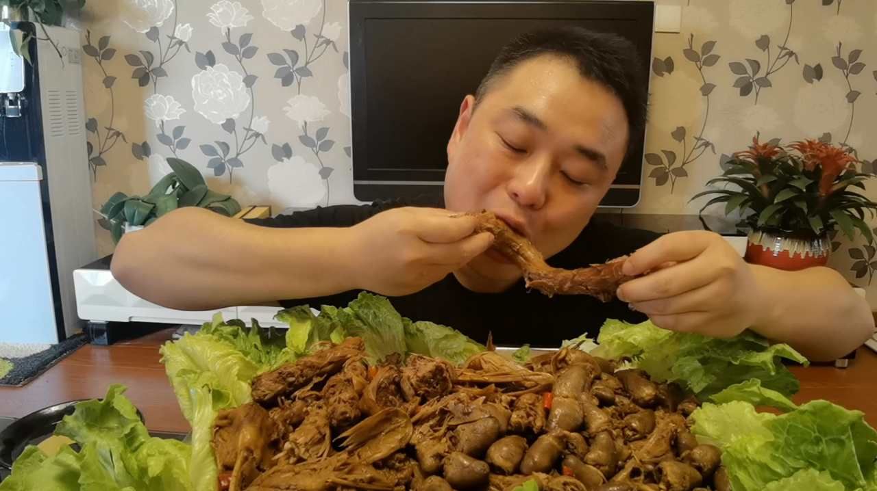 买4斤鸭脖,4斤鸭头,4斤鸭心,做锅“武汉黑鸭”麻辣过瘾真爽