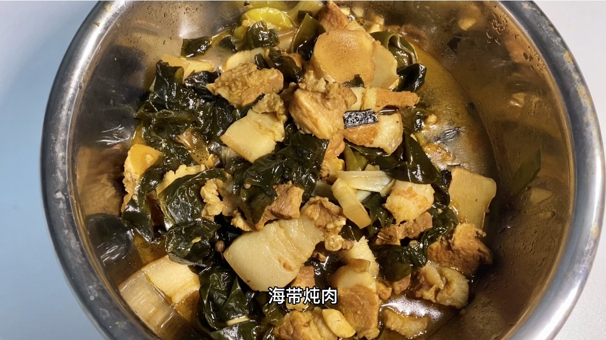 海带炖肉,肉肥而不腻,海带绵柔好吃,主食吃馒头,好吃美味